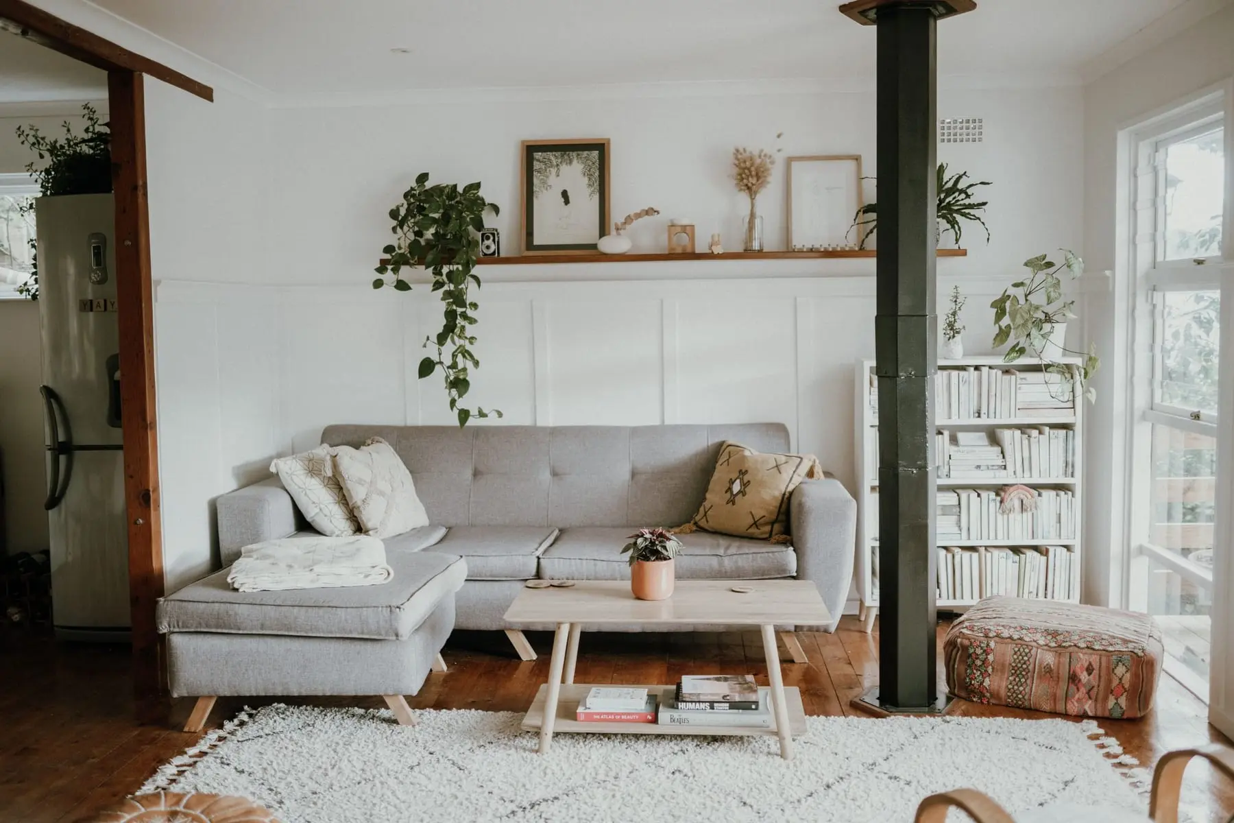 En lys skandinavisk stue med sofa og planter